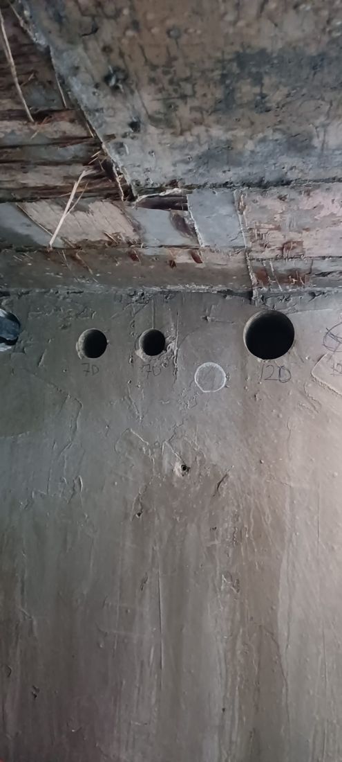 Duvarda üç adet küçük karot deliği