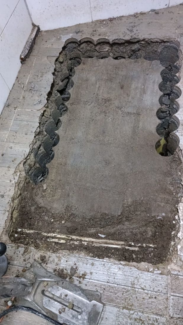 Temiz kenarlı dikdörtgen beton kesim boşluğu
