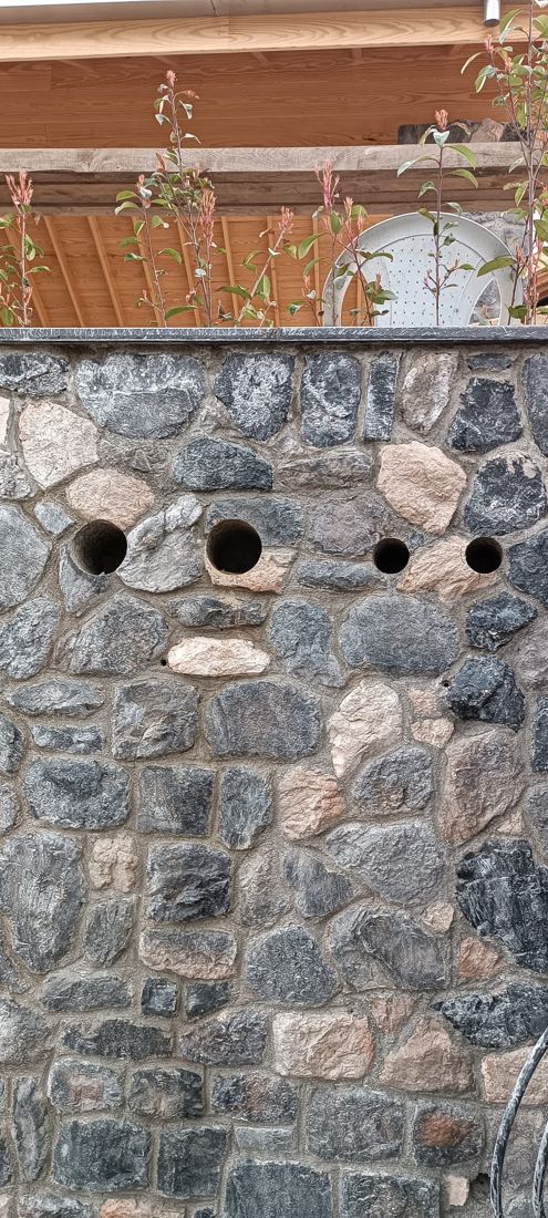 Taş duvarda üç adet karot deliği