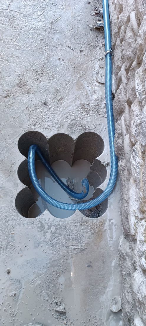 Duvarda çiçek desenli delik ve hortum