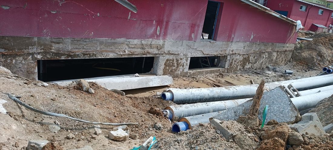 Dış cephede menfez açma ve boru montajı