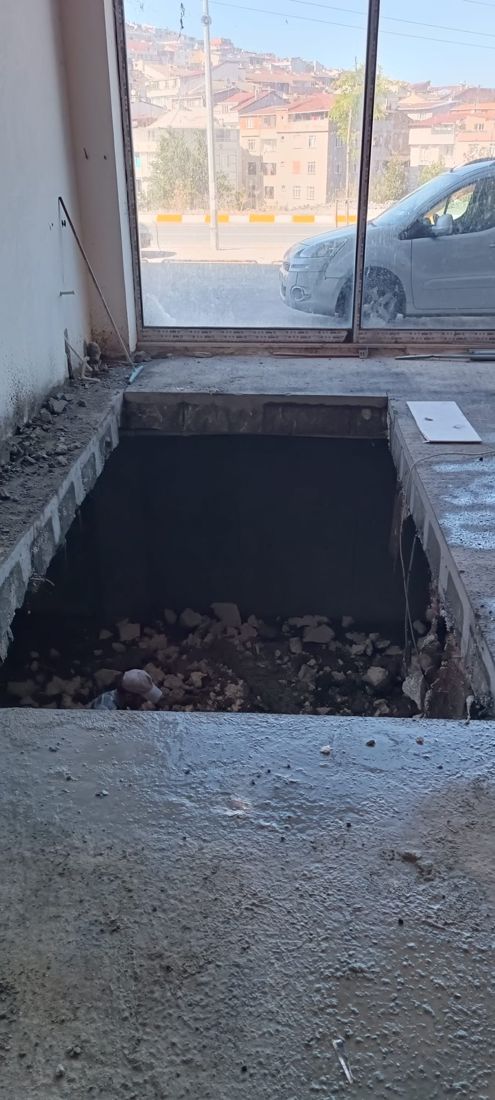Büyük derin dikdörtgen açılmış boşluk