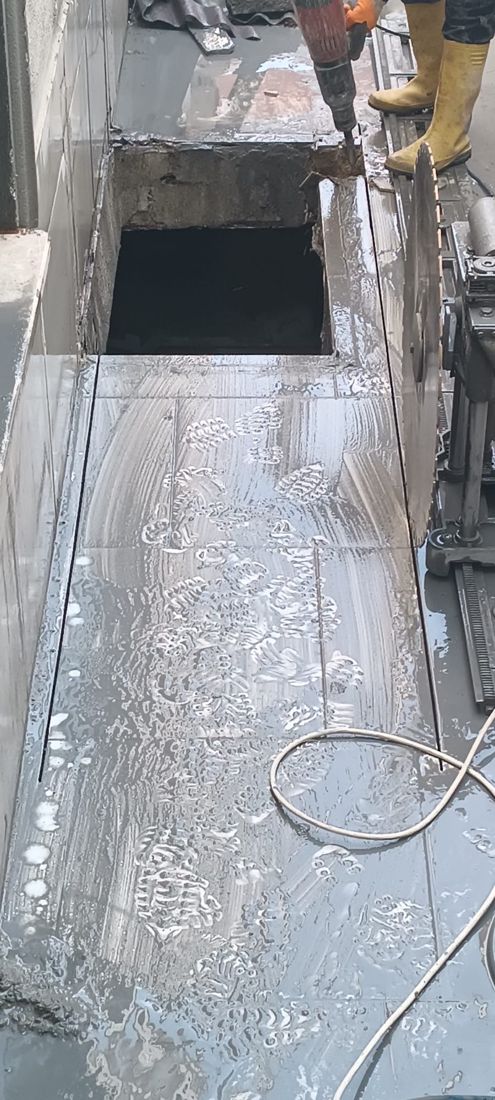Islak zeminde raylı beton kesim izi