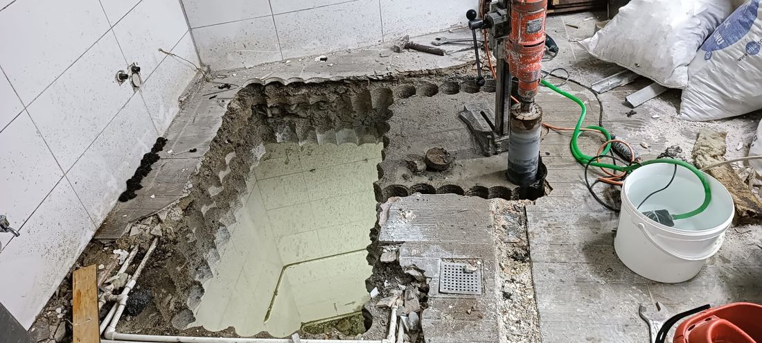 Banyo zemininde çift karot deliği ve makine