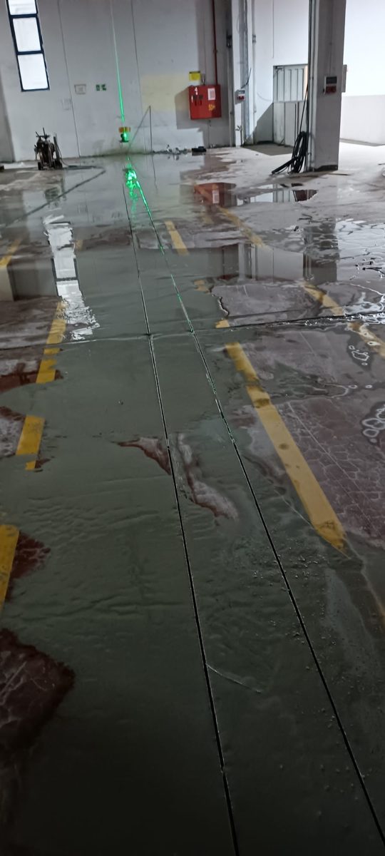 Sanayi zemininde lazer kılavuzlu düz kesim